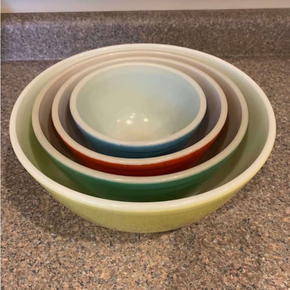 PYREX VINTAGE NESTING BOWLS. VERY NICE!